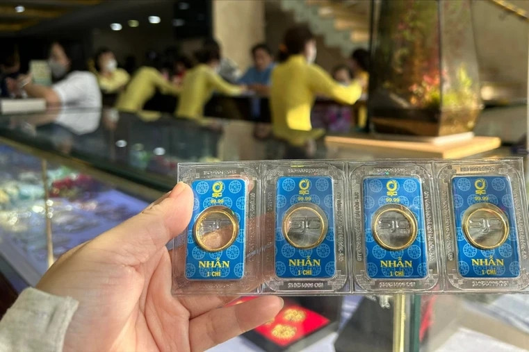 Cá nhân mua bán vàng nhẫn 9999 với nhau có bị phạt không?