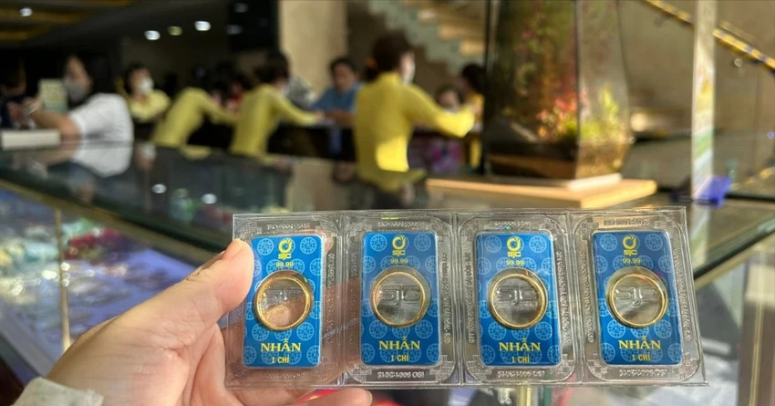 Cá nhân mua bán vàng nhẫn 9999 với nhau có bị phạt không?