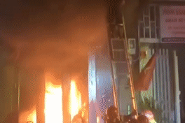 Cảnh sát giải cứu 4 người bị mắc kẹt trong căn nhà rực lửa ở TPHCM