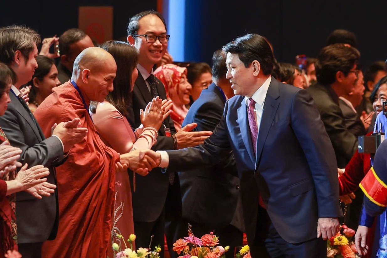 Chủ tịch nước đánh trống khai Xuân, chúc Tết kiều bào