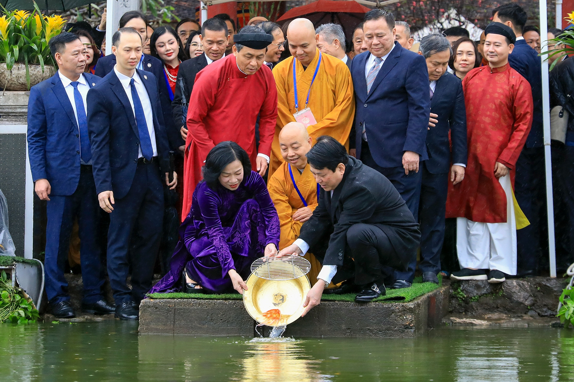Chủ tịch nước và phu nhân cùng kiều bào thả cá chép tại hồ Hoàn Kiếm