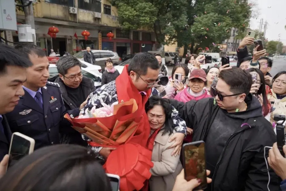 Để lạc con trai 5 tuổi trước quán ăn, bố mẹ mòn mỏi tìm suốt 36 năm