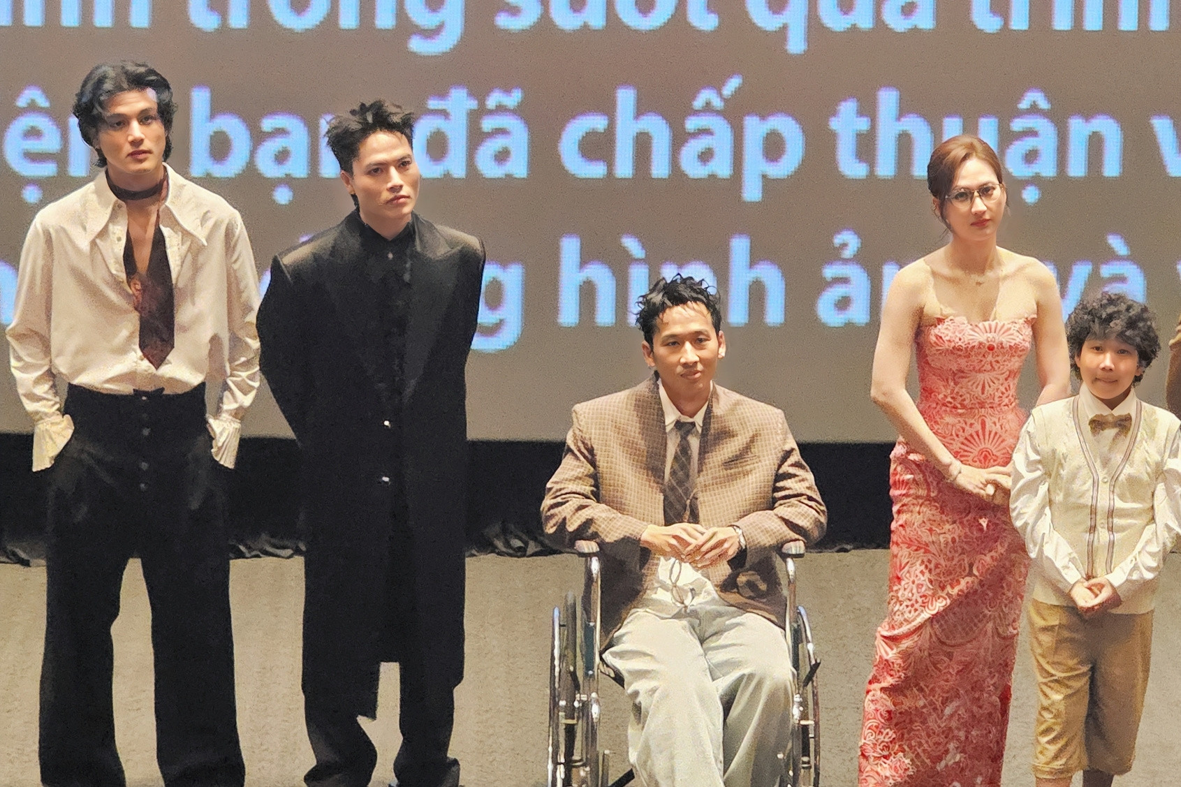 Diễn viên đóng phim nghìn tỷ đổi đời nhờ Trấn Thành phải ngồi xe lăn đến họp báo