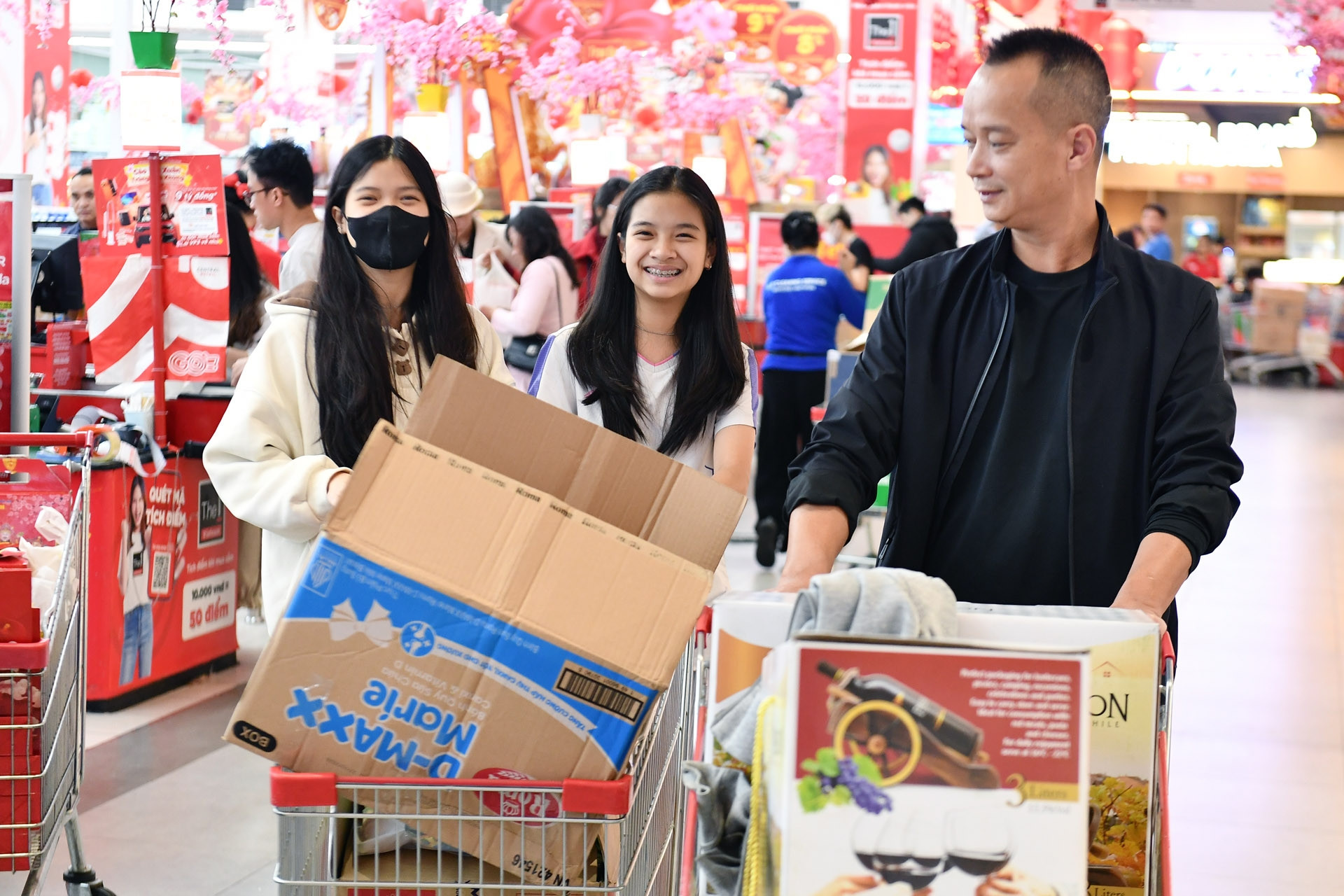 Đổ bộ 'vét' hàng ở siêu thị để chuẩn bị về quê ăn Tết