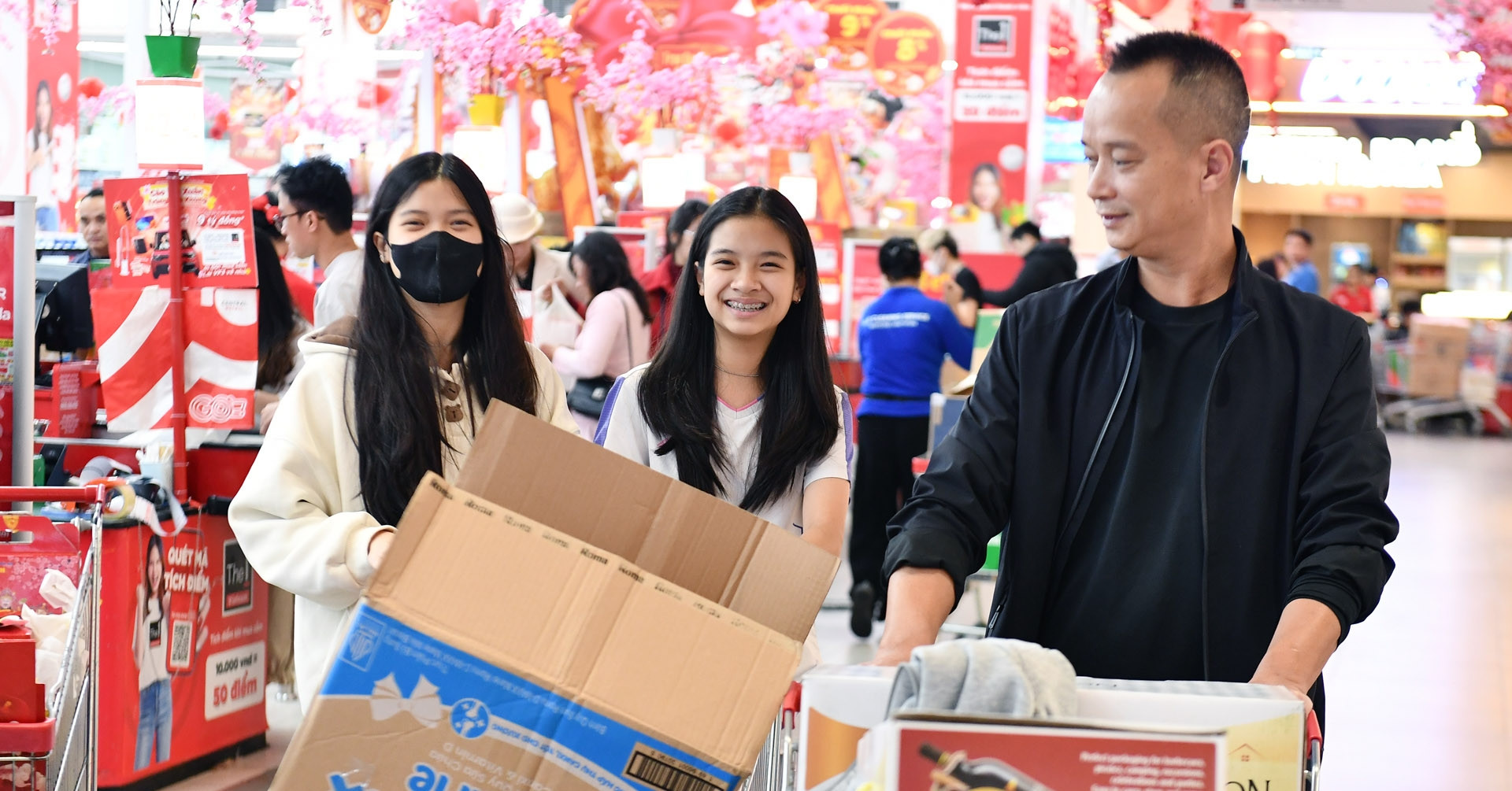 Đổ bộ &amp;apos;vét&amp;apos; hàng ở siêu thị để chuẩn bị về quê ăn Tết