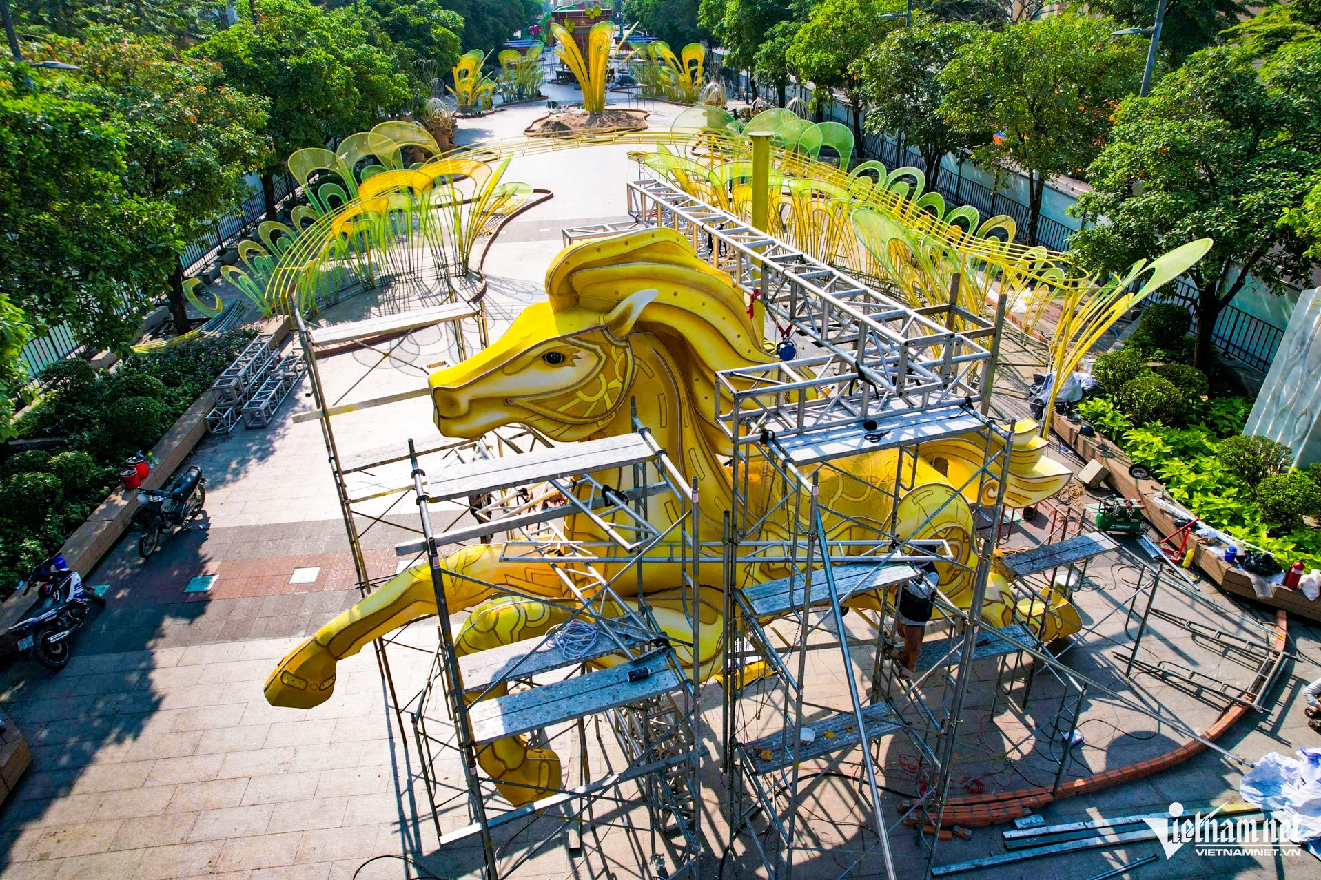 Linh vật ngựa Thánh Gióng xuất hiện tại đường hoa Nguyễn Huệ