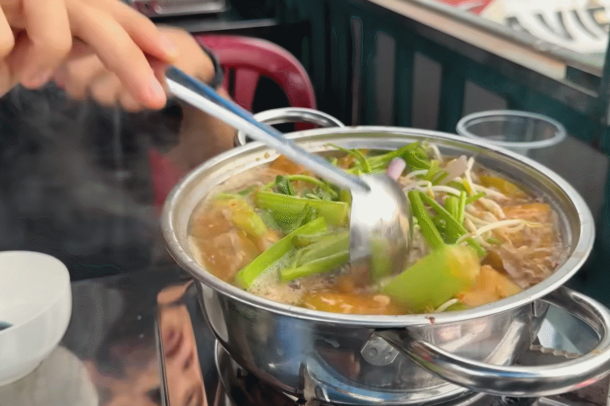 Khách Hàn mê mẩn đặc sản miền Tây kén khách ở quán 50 năm tuổi