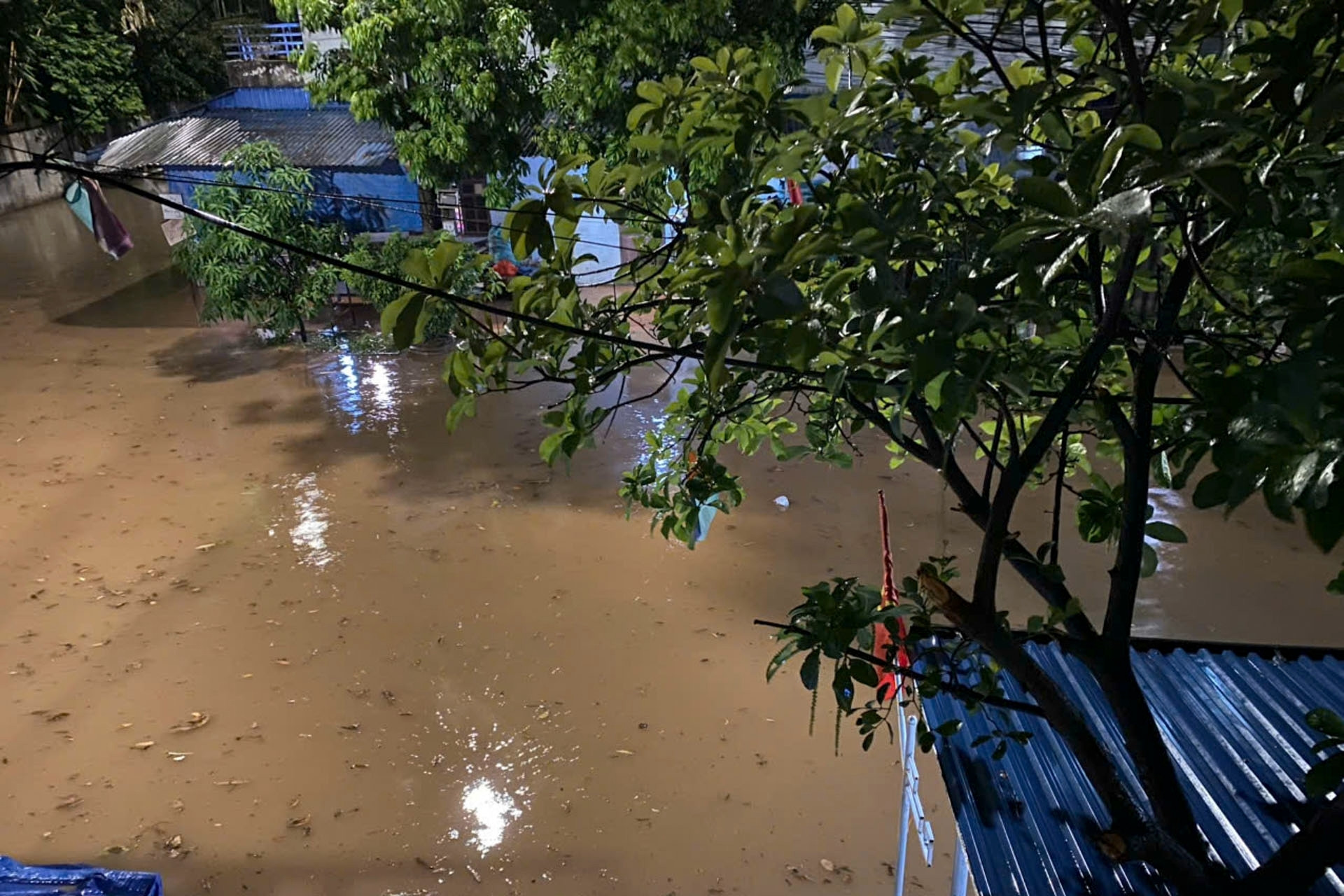 Khu dân cư chật vật vì cứ mưa là ngập