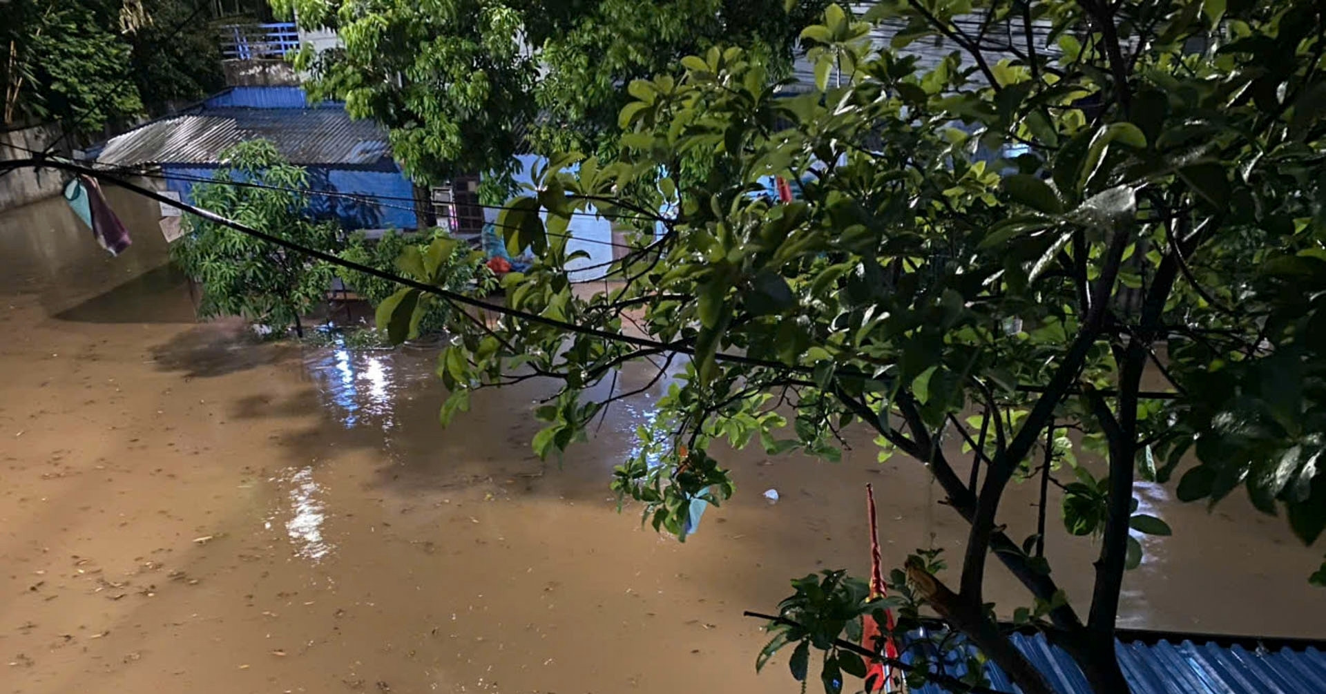 Khu dân cư chật vật vì cứ mưa là ngập