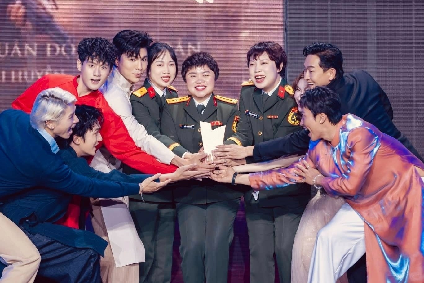 Phim 'Mưa đỏ', Steven Nguyễn và Soobin lại thắng lớn