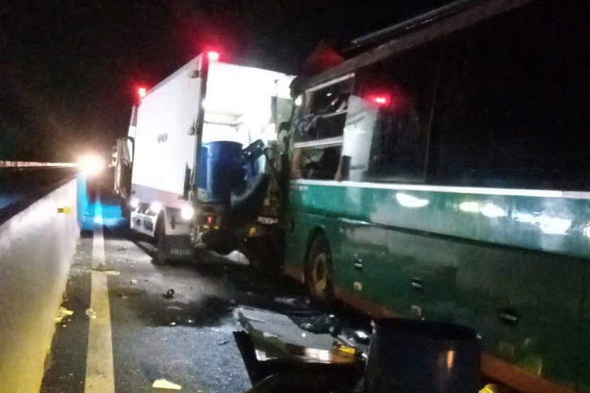 Tai nạn liên hoàn trên cao tốc Vân Phong - Nha Trang, tài xế bị mắc kẹt trong cabin