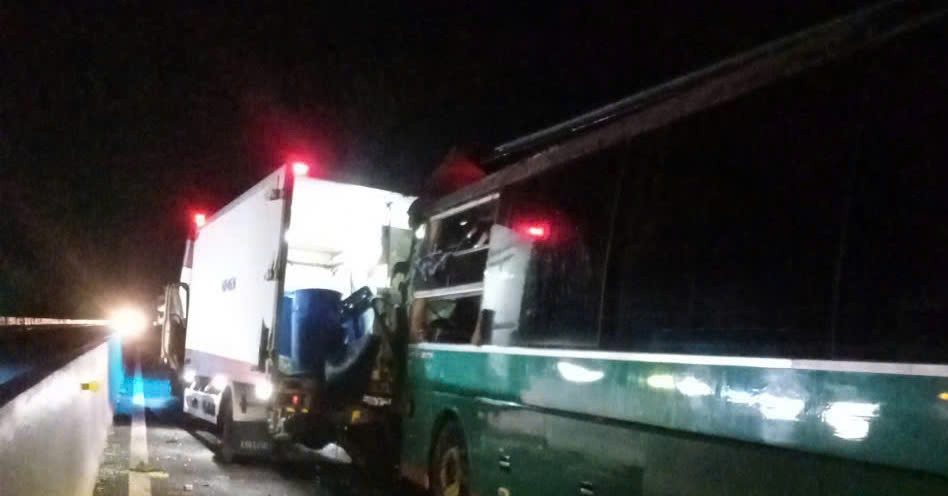 Tai nạn liên hoàn trên cao tốc Vân Phong - Nha Trang, tài xế bị mắc kẹt trong cabin