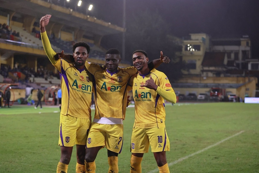 Thể Công Viettel thua đậm SLNA dù được chơi hơn người