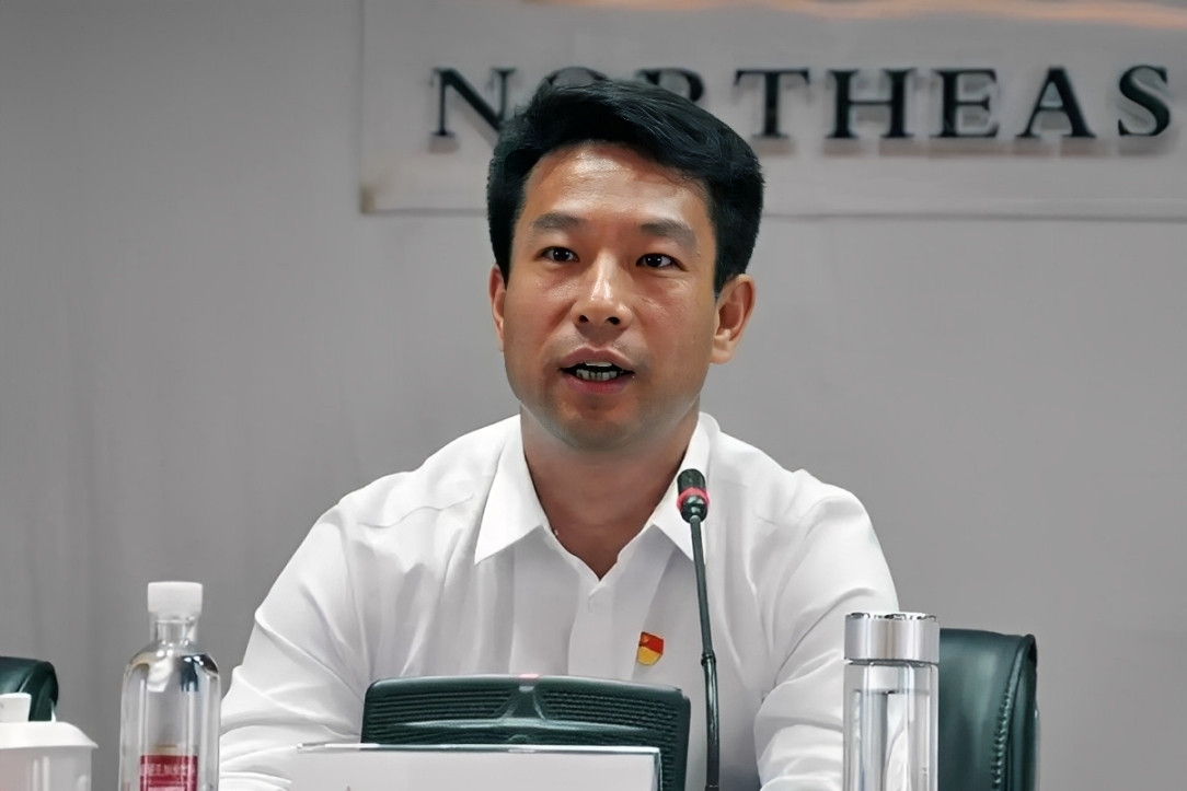 Tỷ phú đi lên từ nhặt sắt vụn, thưởng Tết ‘tiền xếp thành núi’ cho nhân viên