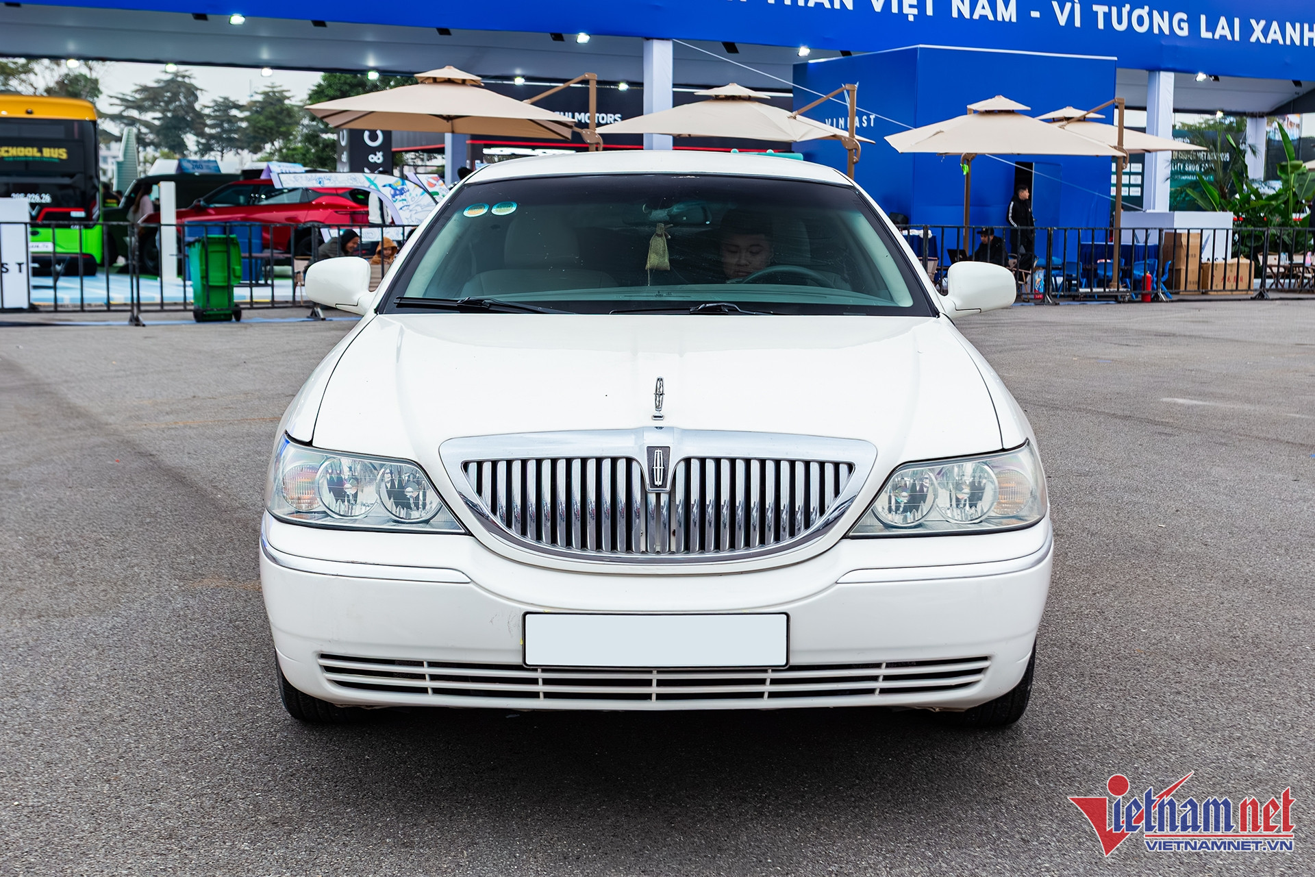https://static-images.vnncdn.net/vps_images_publish/000001/000003/2026/2/8/w-lincoln-limousine-4jpg-1551.jpg