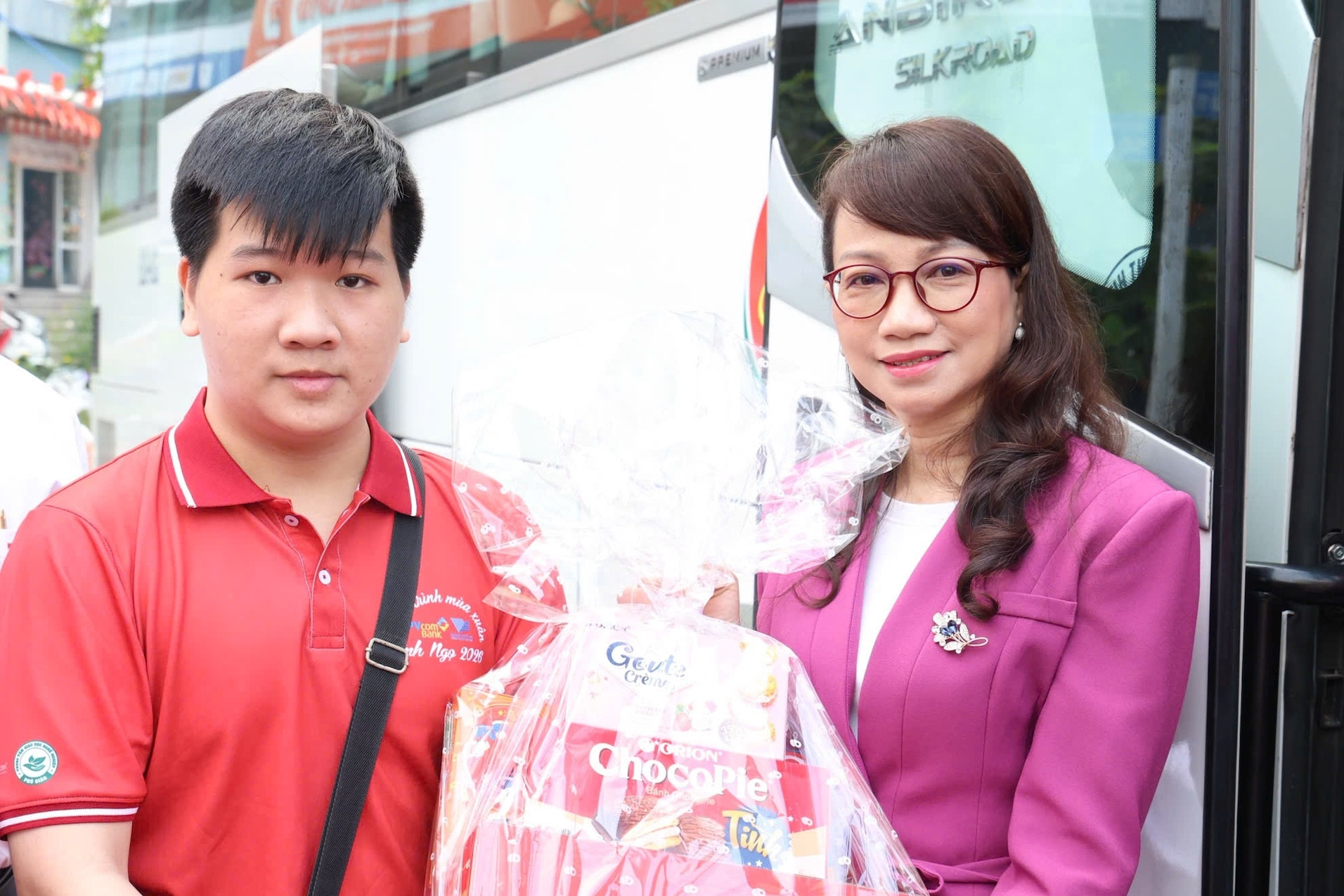 Xe chở miễn phí hàng trăm sinh viên về quê ăn Tết, giám đốc trực tiếp tặng quà