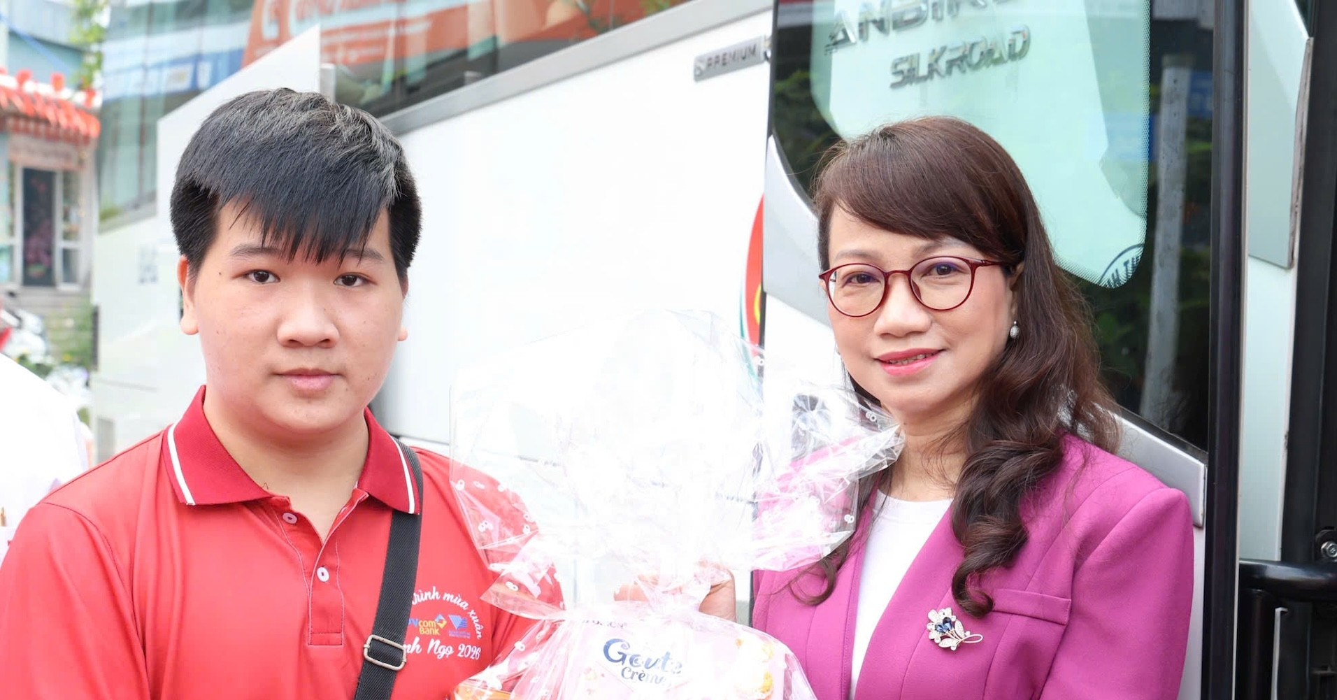 Xe chở miễn phí hàng trăm sinh viên về quê ăn Tết, giám đốc trực tiếp tặng quà