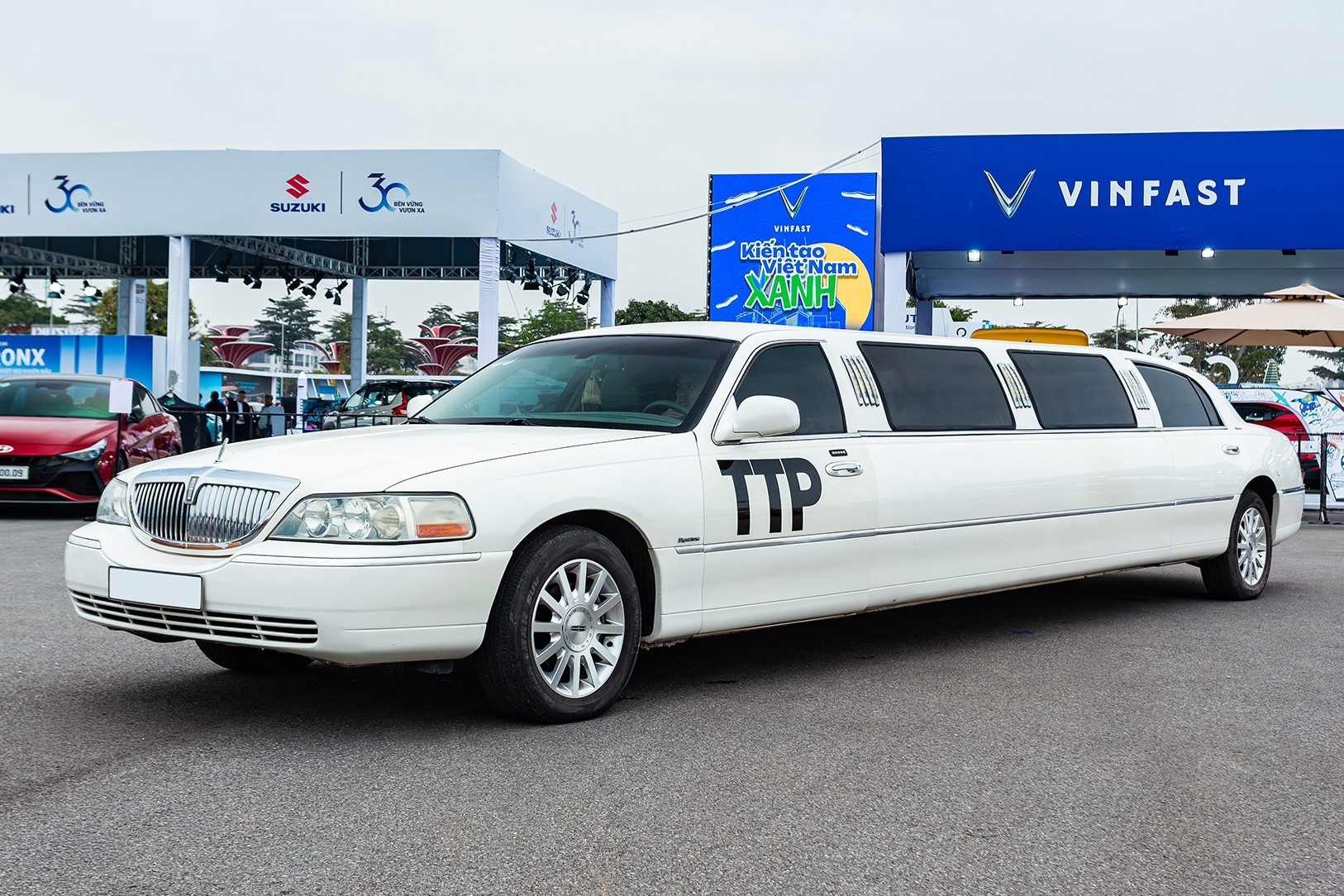 Xe siêu sang Lincoln dài gần 9 mét cực hiếm bán giá rẻ ngang Toyota Camry