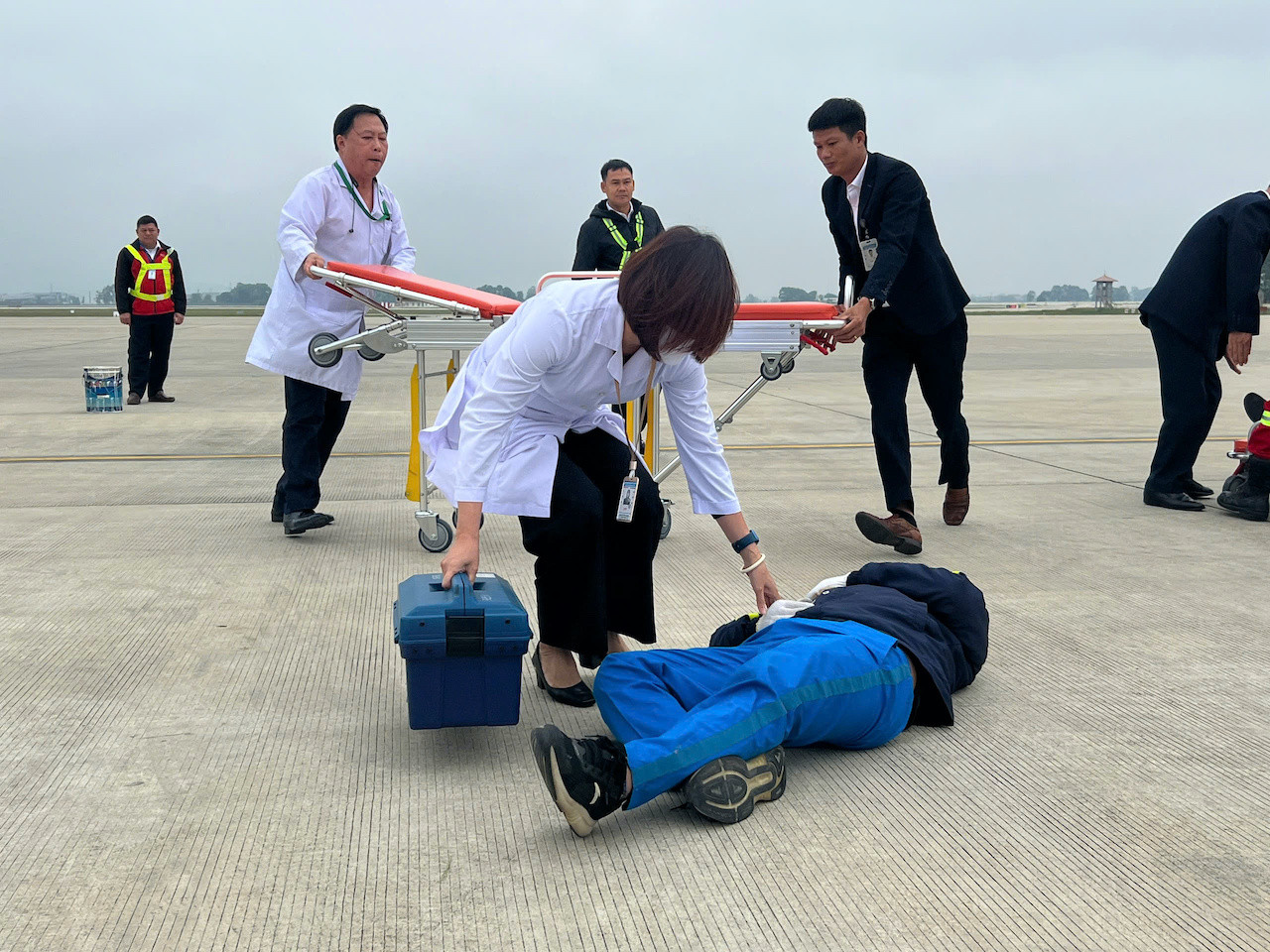 Bác sĩ chia sẻ về tình huống y tế khẩn nguy, cứu người nghẹt thở ở sân bay https://static-images.vnncdn.net/vps_images_publish/000001/000003/2026/2/9/03430dc0-ffc1-409c-8e3d-846497273005-1638.jpeg