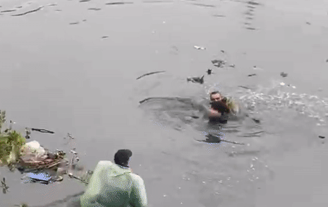 Giữa trời giá rét, người đàn ông Hà Nội nhảy xuống sông cứu ông lão