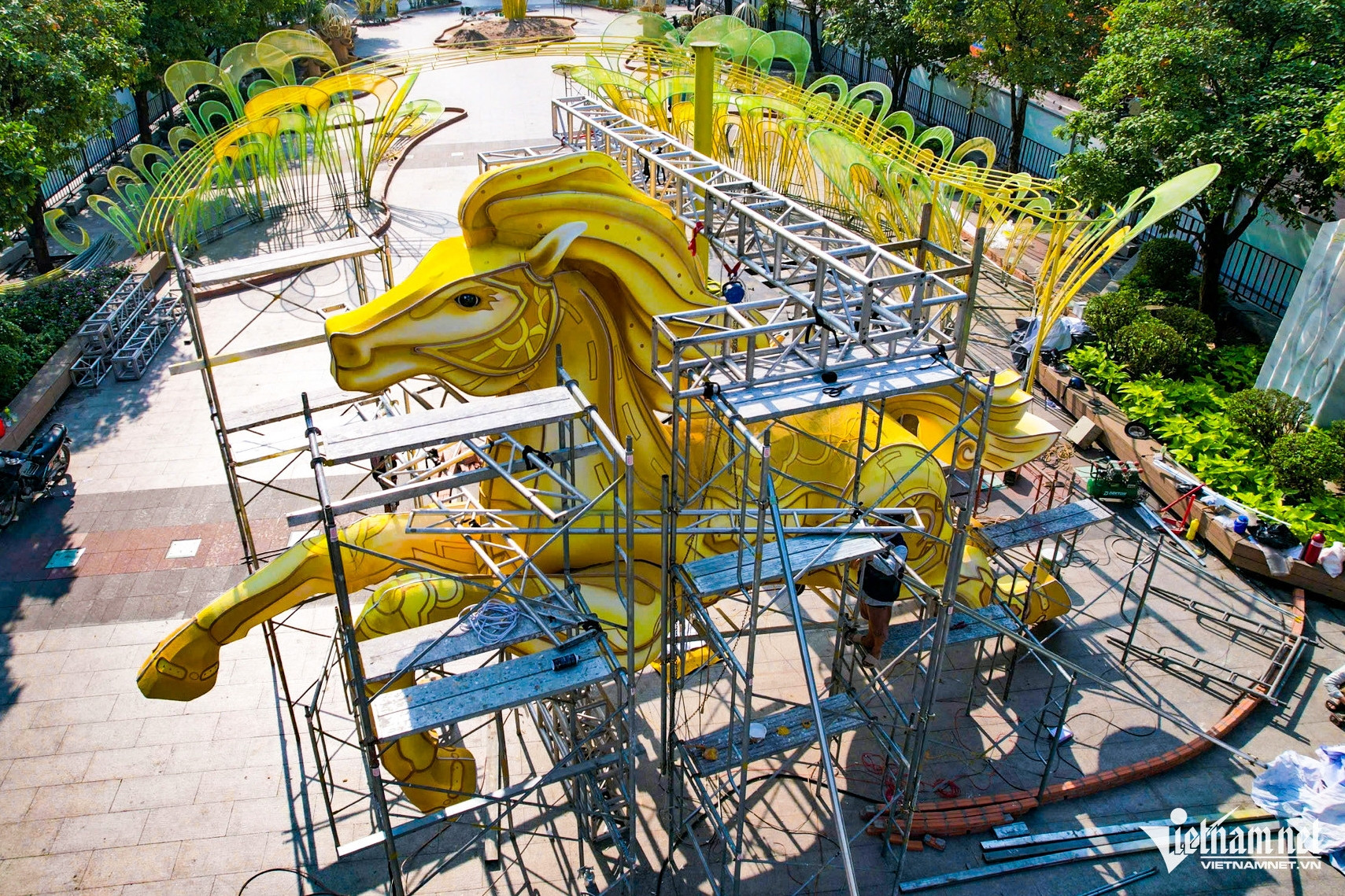 Bản tin sáng 9/2: Linh vật ngựa Thánh Gióng xuất hiện tại đường hoa Nguyễn Huệ