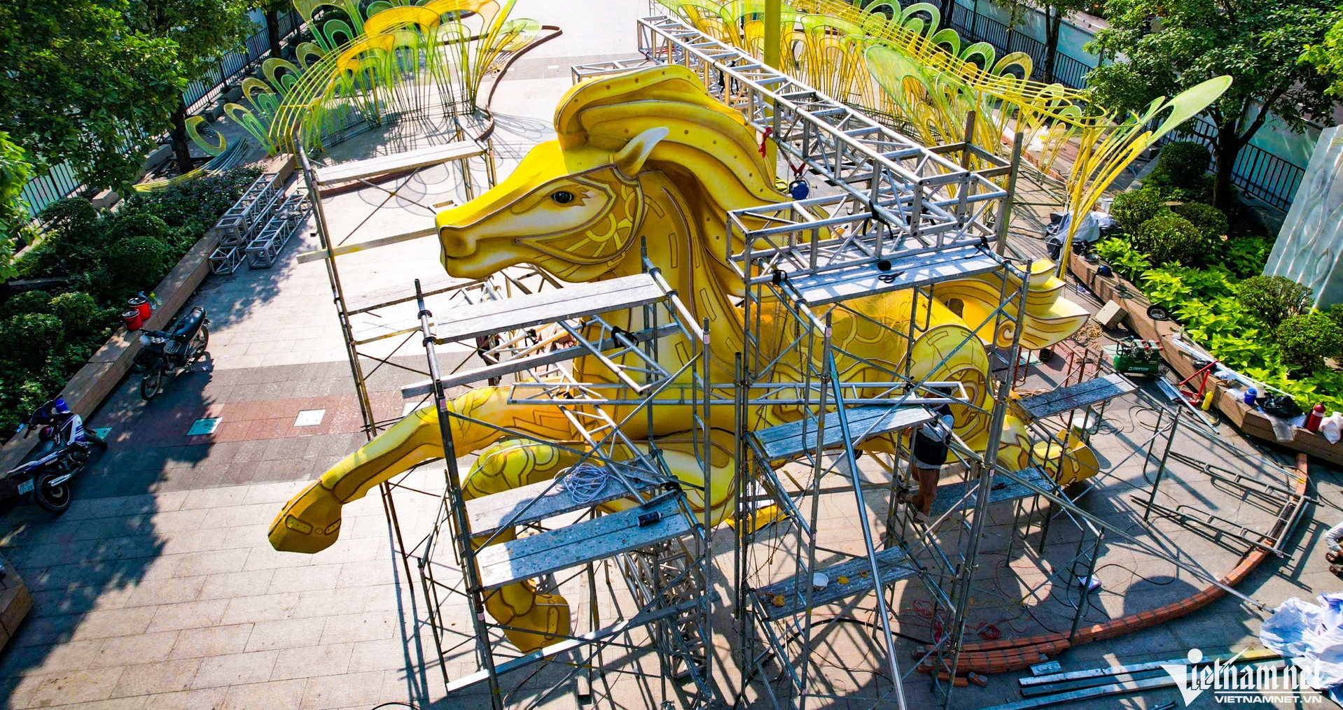 Bản tin sáng 9/2: Linh vật ngựa Thánh Gióng xuất hiện tại đường hoa Nguyễn Huệ