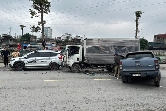 Bản tin cuối ngày 9/2: Xe bán tải rụng bánh trước sau cú va chạm mạnh trên đường Bản tin cuối ngày 9/2: Xe bán tải rụng bánh trước sau cú va chạm mạnh trên đường