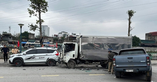 Bản tin cuối ngày 9/2: Xe bán tải rụng bánh trước sau cú va chạm mạnh trên đường