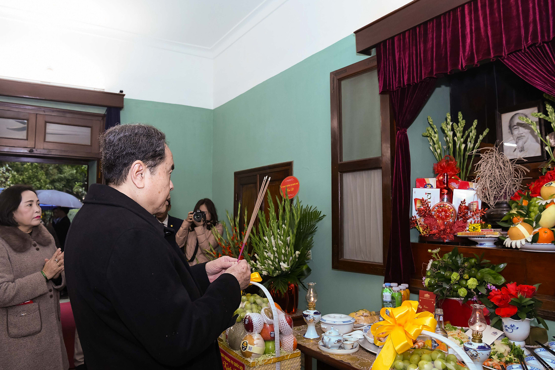 202602091059457995_CTQH dâng hương tưởng niệm Chủ tịch Hồ Chí Minh tại Nhà 67..jpg