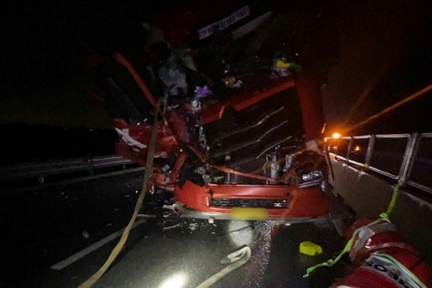 4 ô tô tông liên hoàn trên cao tốc, giao thông ùn tắc kéo dài