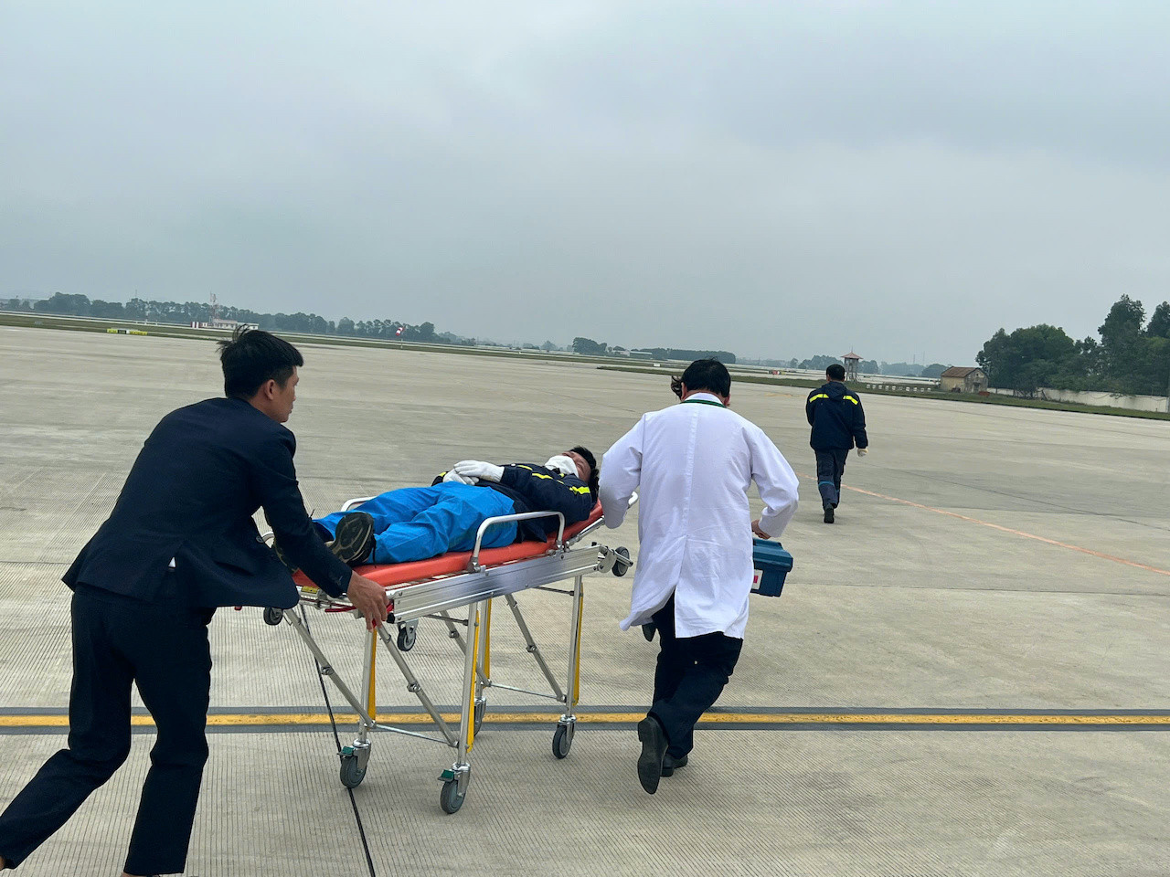 Bác sĩ chia sẻ về tình huống y tế khẩn nguy, cứu người nghẹt thở ở sân bay https://static-images.vnncdn.net/vps_images_publish/000001/000003/2026/2/9/4e74d814-c197-41ec-9315-0ca9acc9f713-1640.jpeg