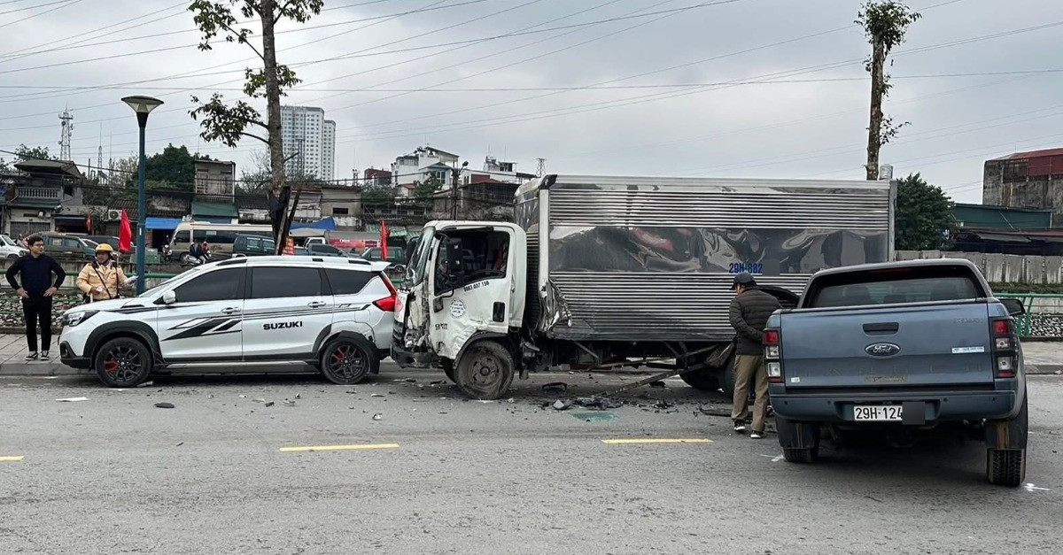 Xe bán tải rụng bánh trước sau cú va chạm mạnh trên đường ở Hà Nội