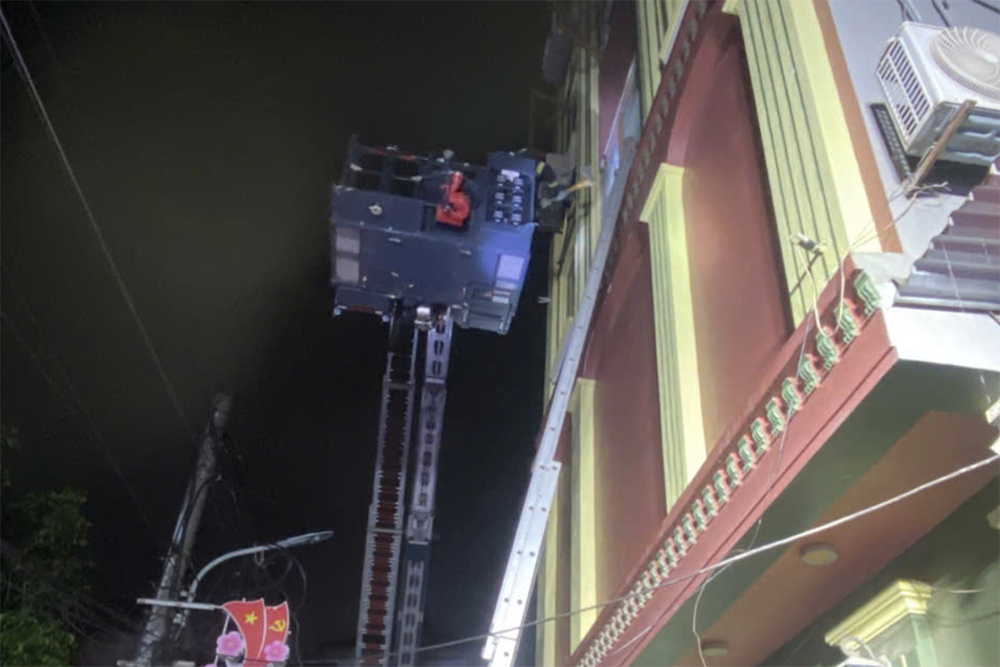 Cháy quán cà phê ca nhạc ở Hà Nội, 15 người thoát nạn