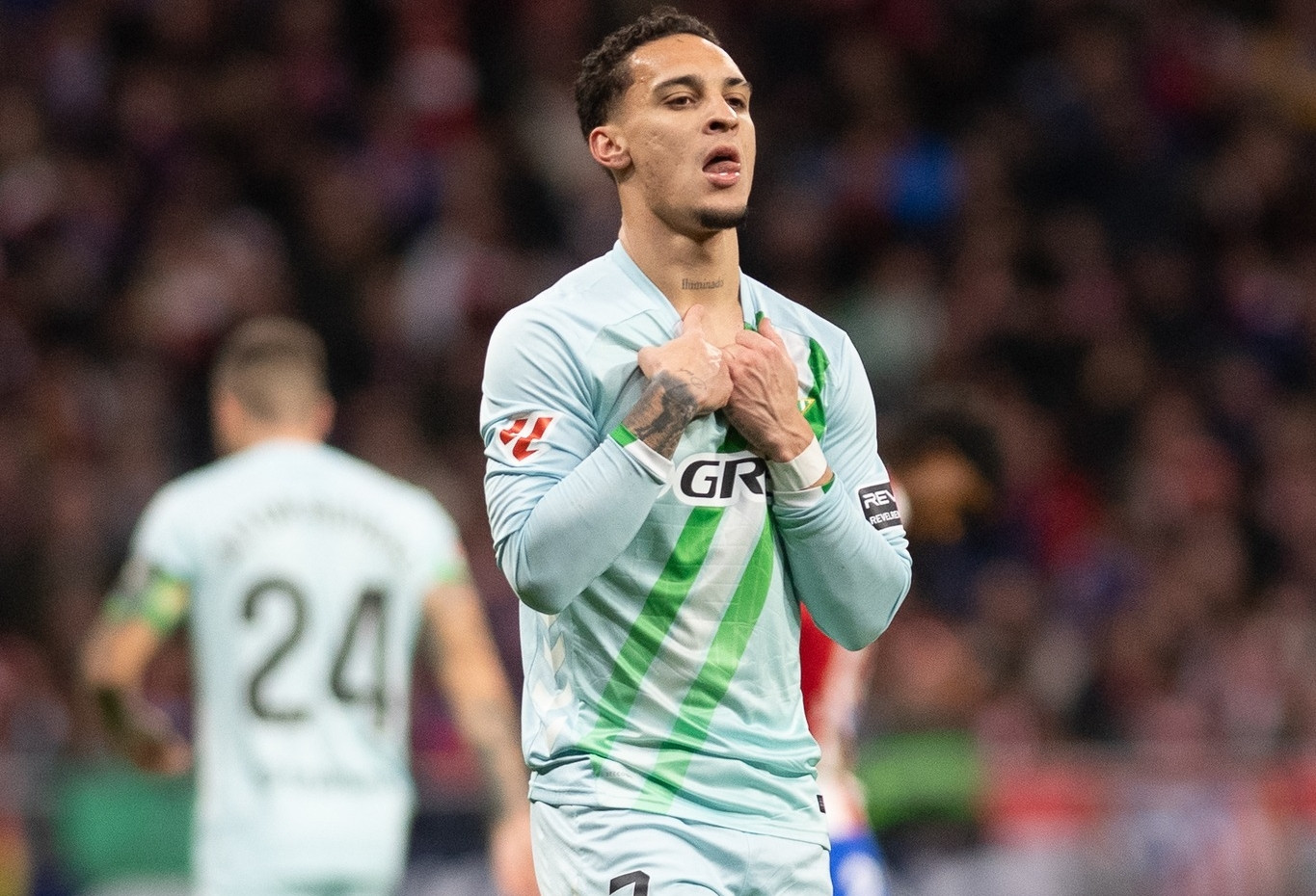 Antony vẽ siêu phẩm, Betis hạ Atletico để áp sát top 4