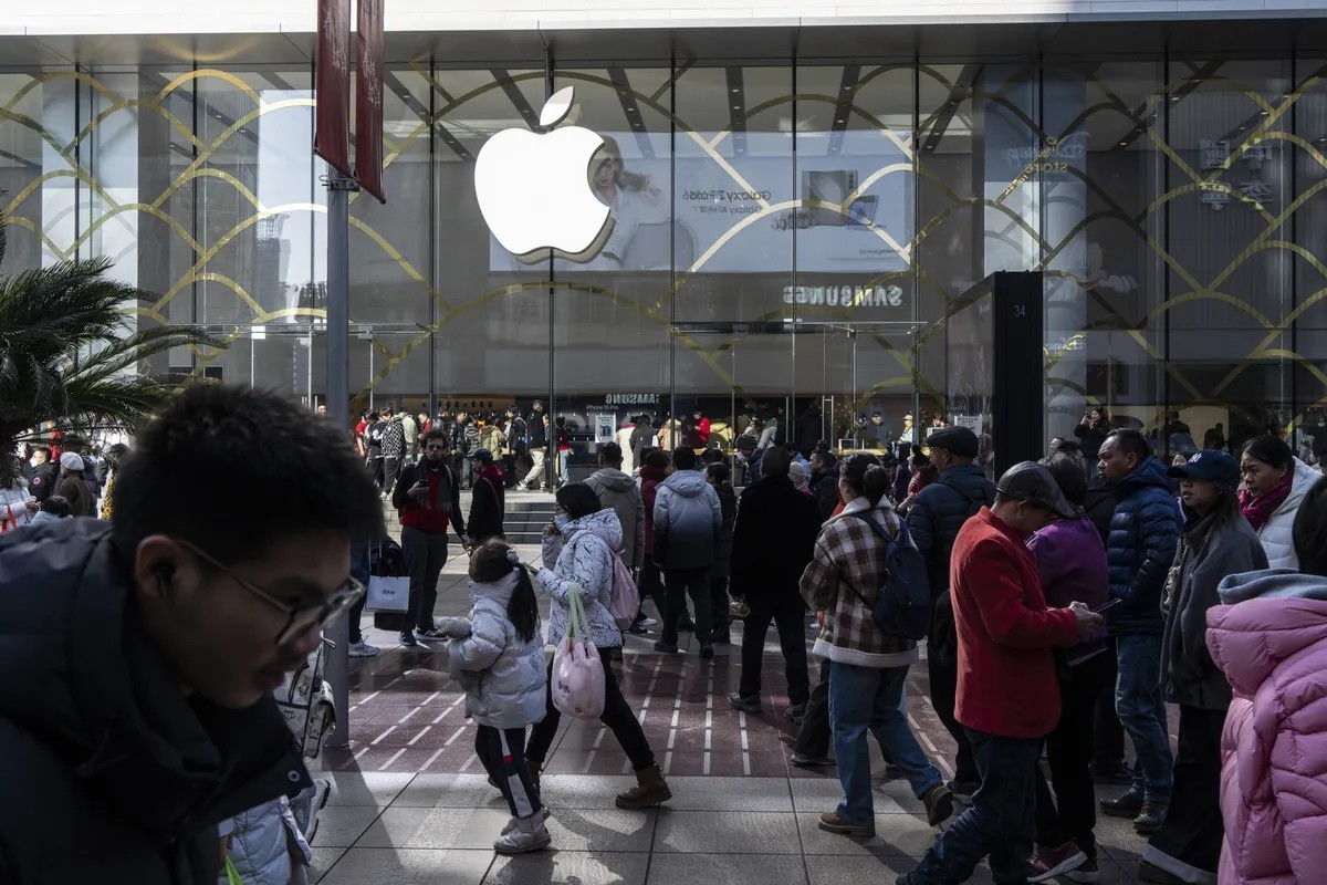 Apple đứng ngoài cuộc đua 'đốt tiền'