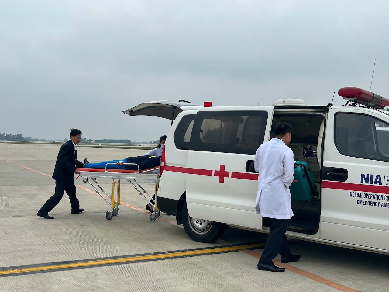 Bác sĩ chia sẻ về tình huống y tế khẩn nguy, cứu người nghẹt thở ở sân bay https://static-images.vnncdn.net/vps_images_publish/000001/000003/2026/2/9/cap-cuu1-1641.jpeg