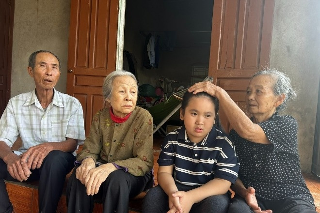Cha mất, mẹ bỏ đi, bé gái 8 tuổi bại não nương nhờ ông bà già yếu