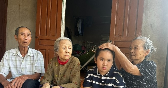 Cha mất, mẹ bỏ đi, bé gái 8 tuổi bại não nương nhờ ông bà già yếu