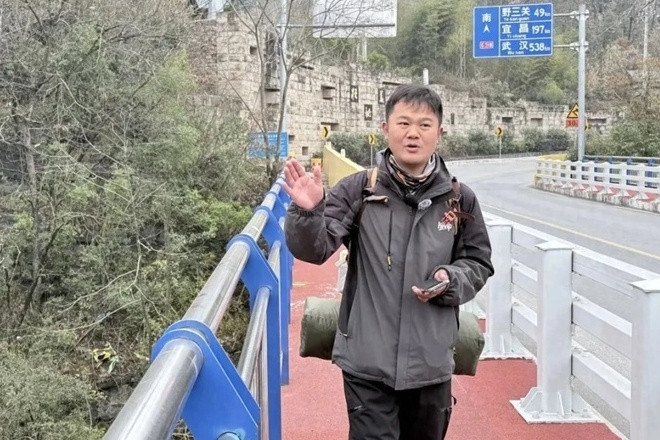 Chàng trai đi bộ gần 1.400km về quê ăn Tết, giảm hơn 13kg