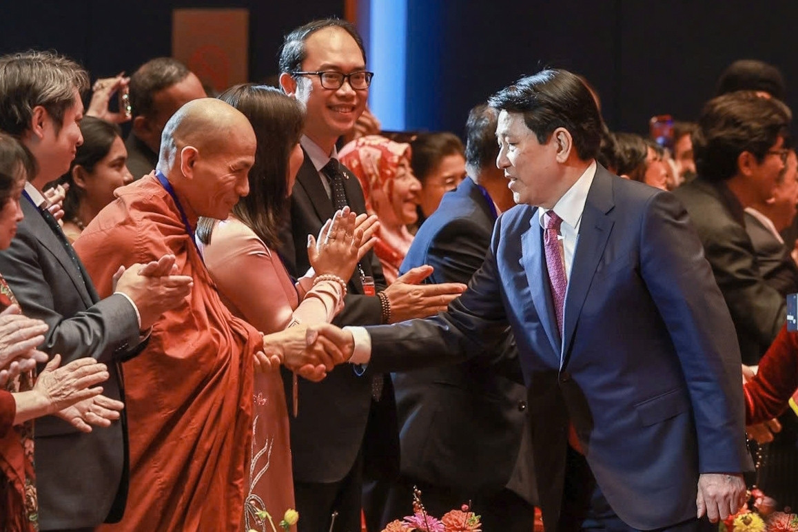 Chủ tịch nước đánh trống khai Xuân, chúc Tết kiều bào