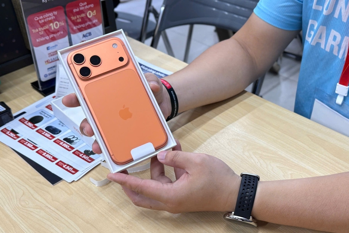 Dân Trung Quốc 'phát cuồng' vì iPhone 17 màu cam