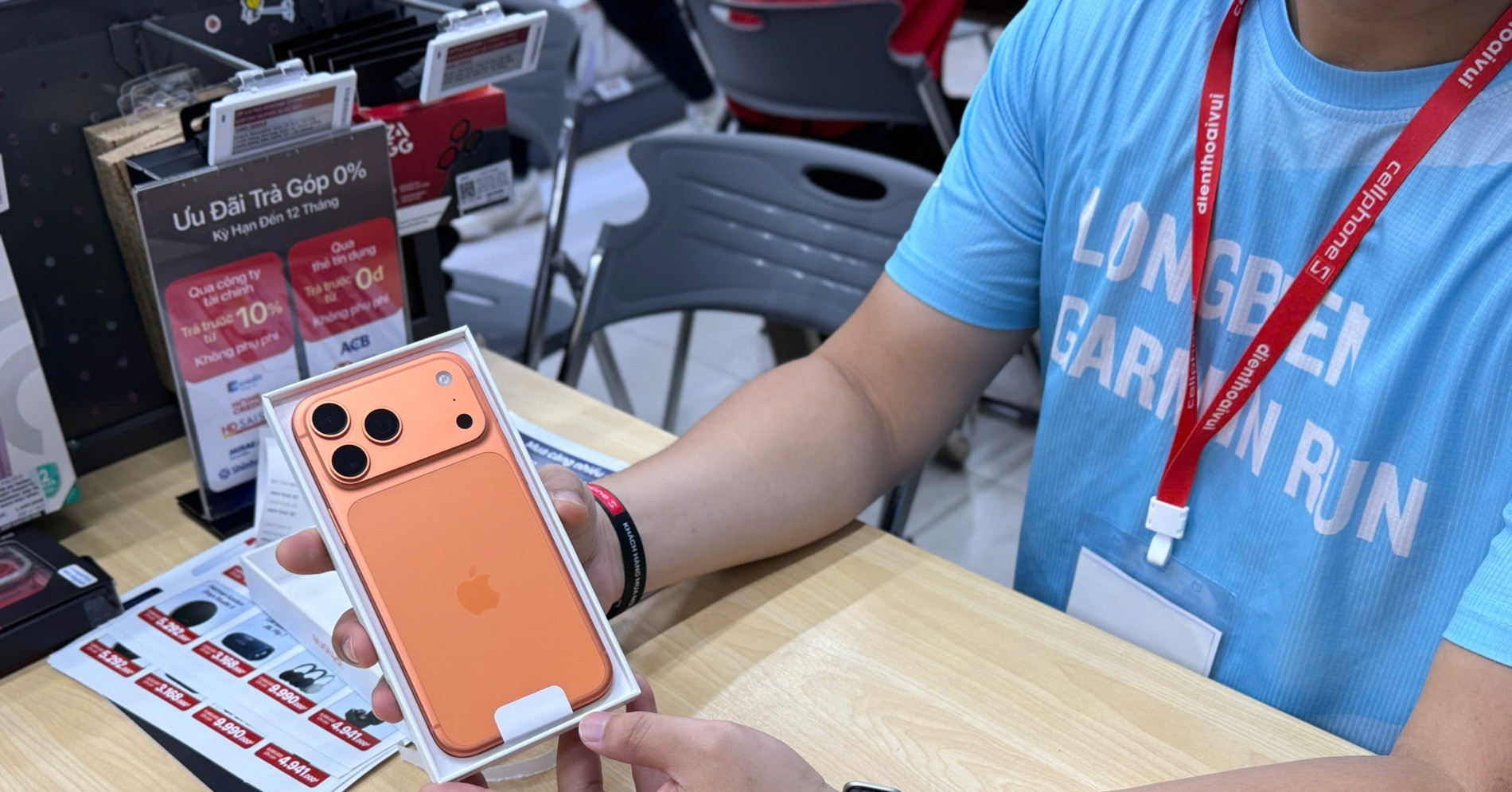 Dân Trung Quốc "phát cuồng" vì iPhone 17 màu cam