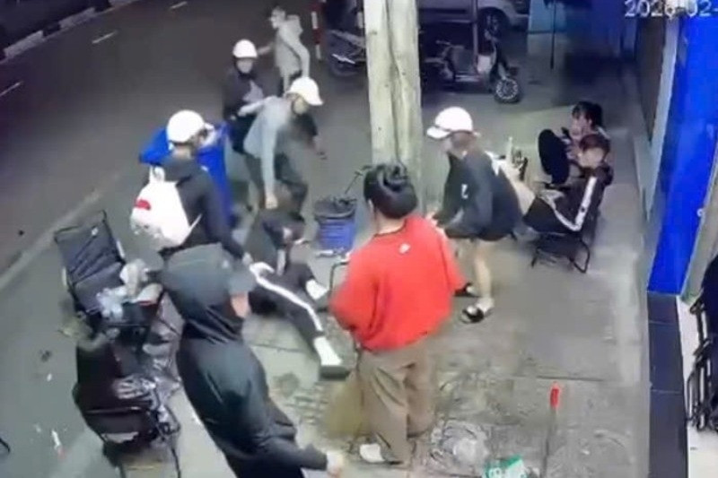 Đang ngồi uống nước cùng bạn, nam sinh lớp 9 bị đánh dẫn đến tử vong