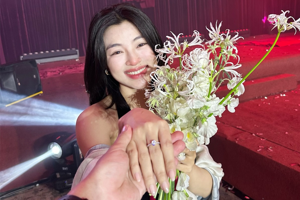 'Diễm xưa' Lan Thy được bạn trai nhạc trưởng cầu hôn