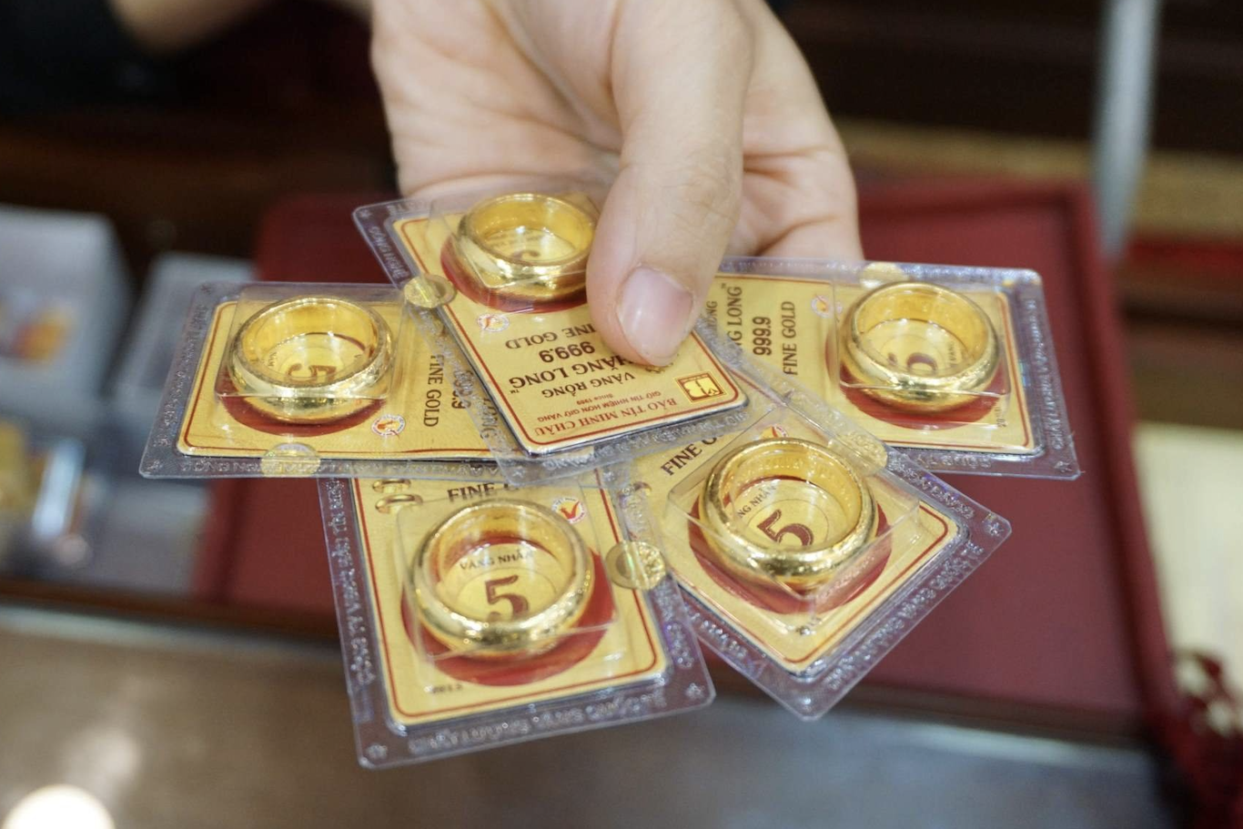 Dòng người chen mua vàng ngày Vía Thần Tài, đến giờ lãi được bao nhiêu?