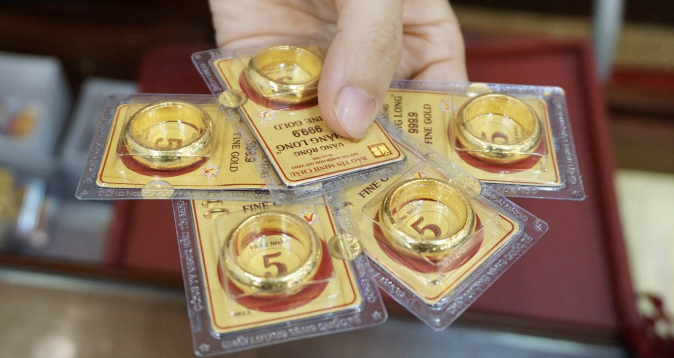 Dòng người chen mua vàng ngày Vía Thần Tài, đến giờ lãi được bao nhiêu?