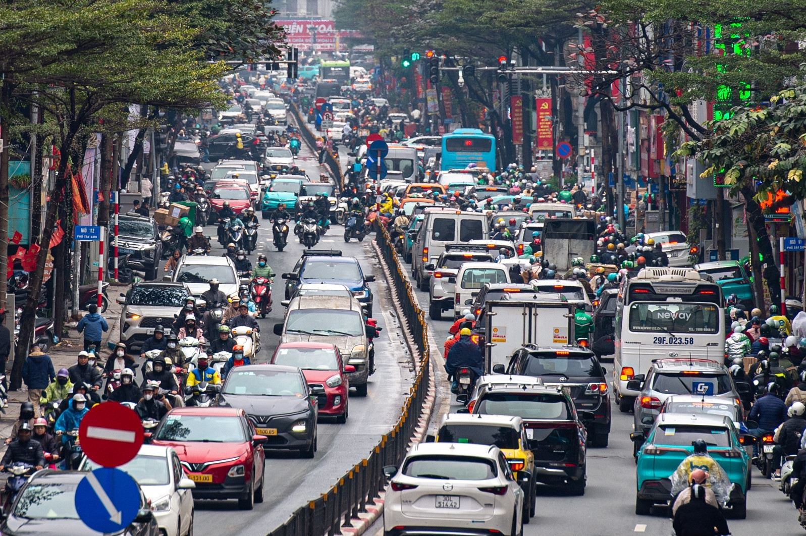 Hà Nội ùn tắc từ sáng đến tối ngày cận Tết, người dân chật vật nhích từng mét