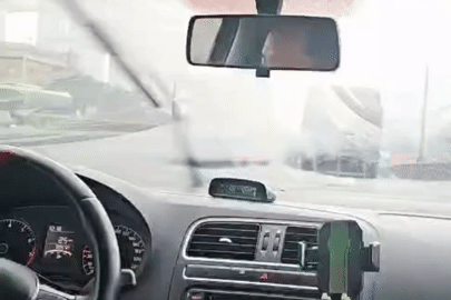 Kính lái ô tô bị hấp hơi mùa nồm: Chuyên gia chỉ cách xử lý trong 'một nốt nhạc'