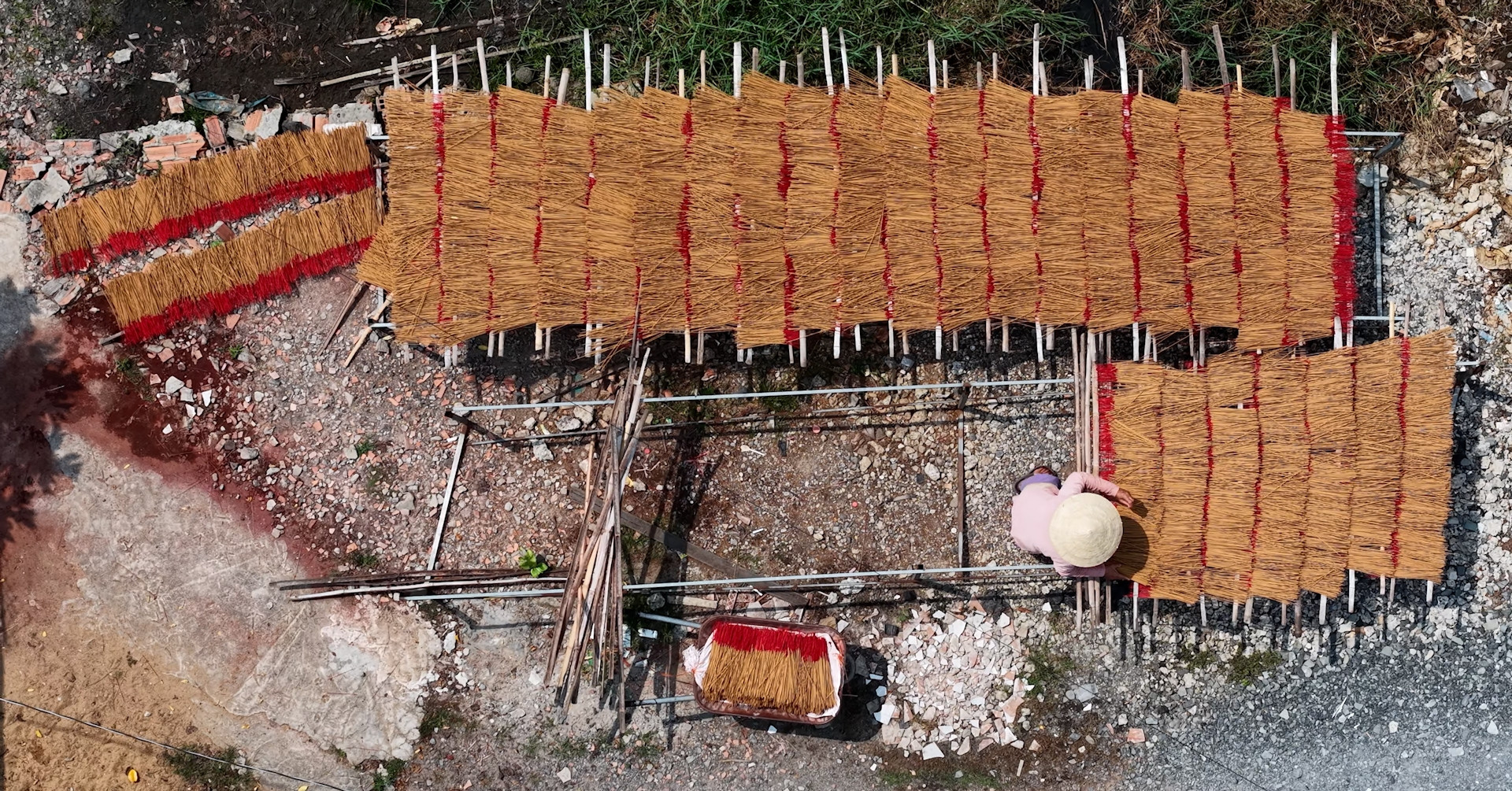 Làng nhang 100 tuổi ở TPHCM rực rỡ sắc đỏ, không dám nhận đơn hàng vụ Tết