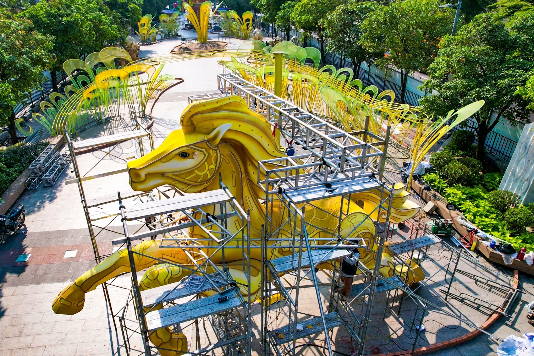 Linh vật ngựa Thánh Gióng xuất hiện tại đường hoa Nguyễn Huệ